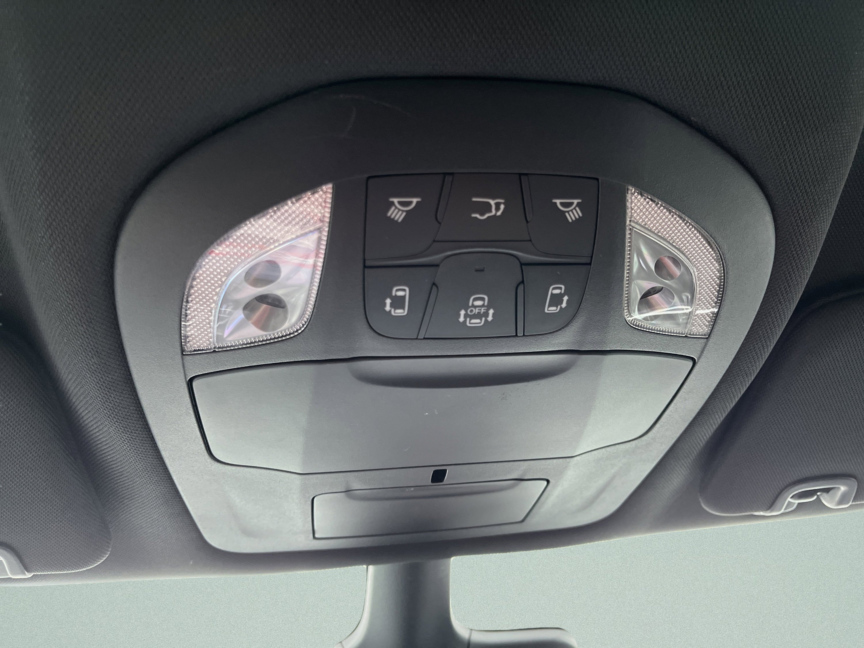 Used 2025 Chrysler Voyager LX image 19