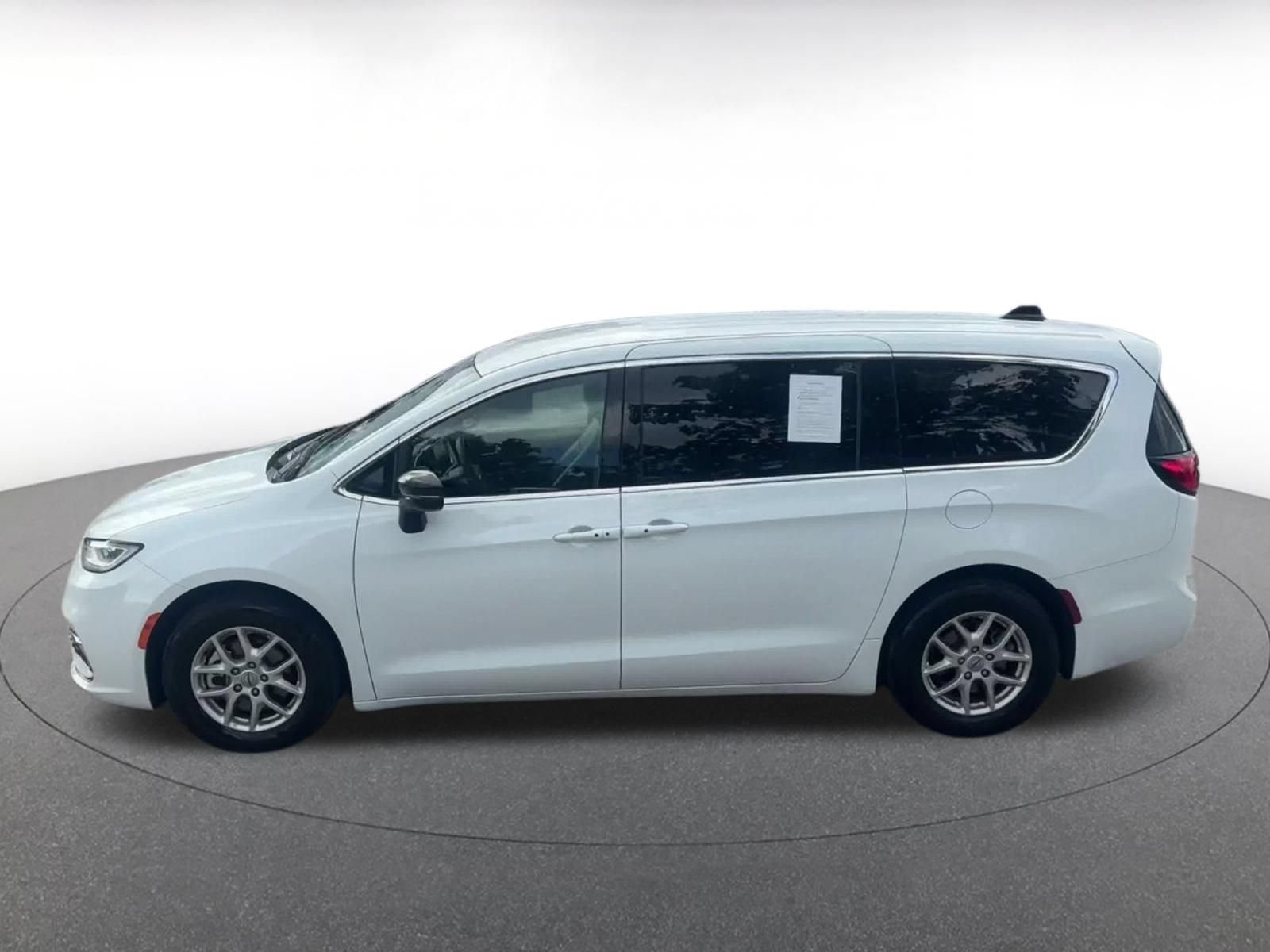 Used 2025 Chrysler Pacifica Select FWD image 8