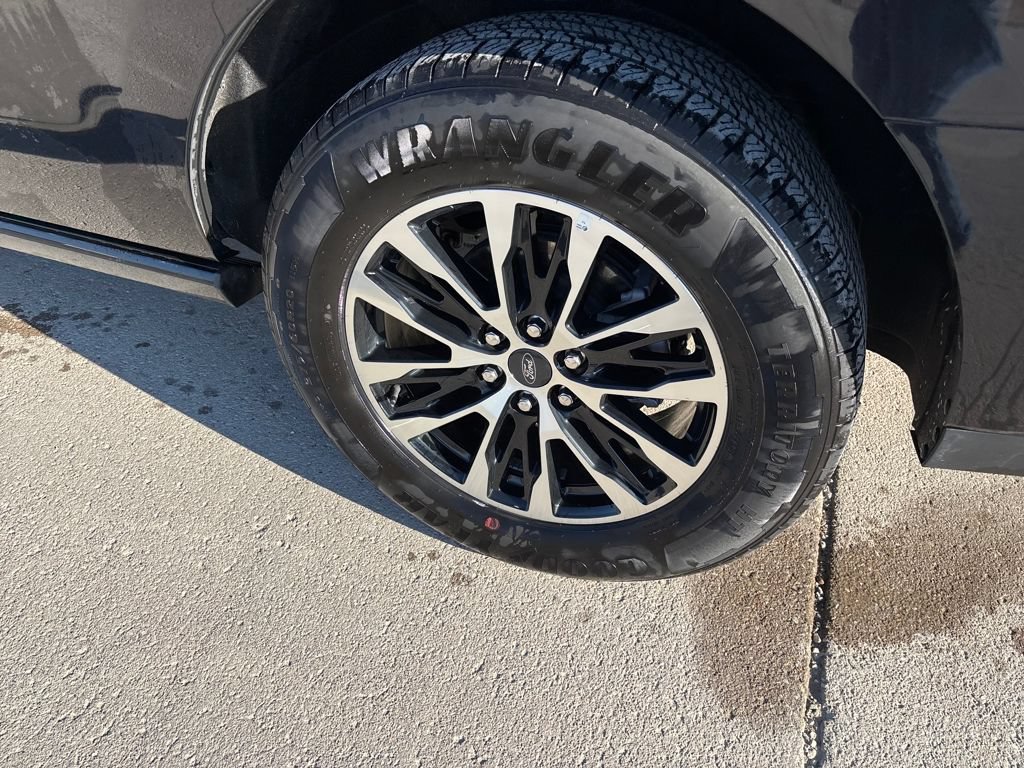 Used 2025 Ford Expedition Platinum AWD/4WD image 7