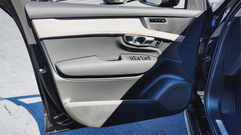 New 2026 Volvo XC90 B6 Plus w/ Protection Package Premier image 8