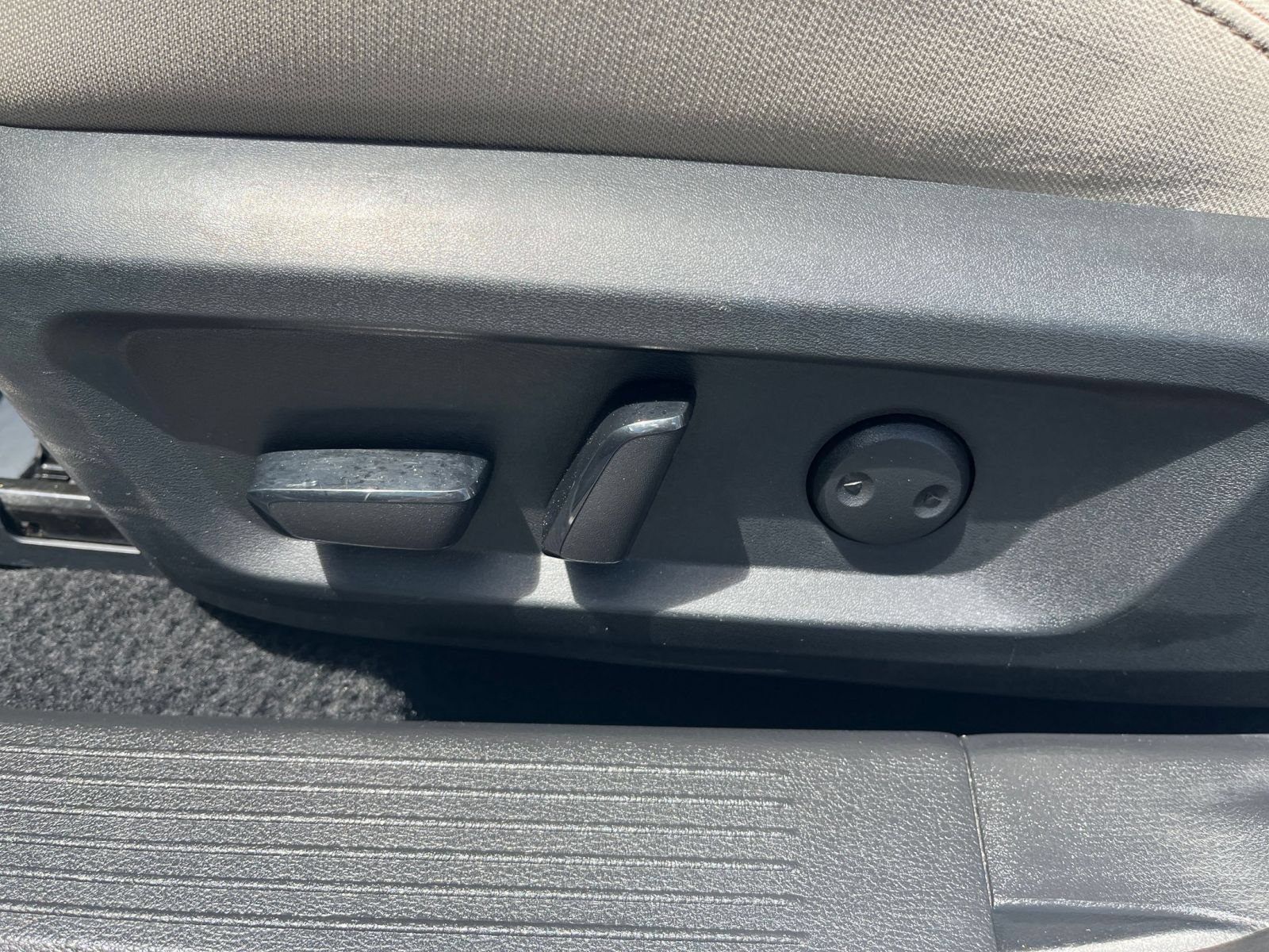 Used 2025 Nissan Rogue SV FWD image 21