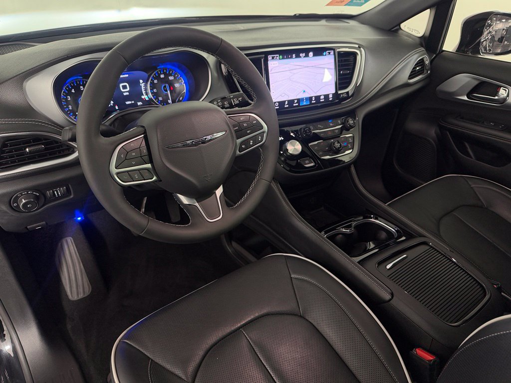 Used 2026 Chrysler Pacifica Limited FWD image 22