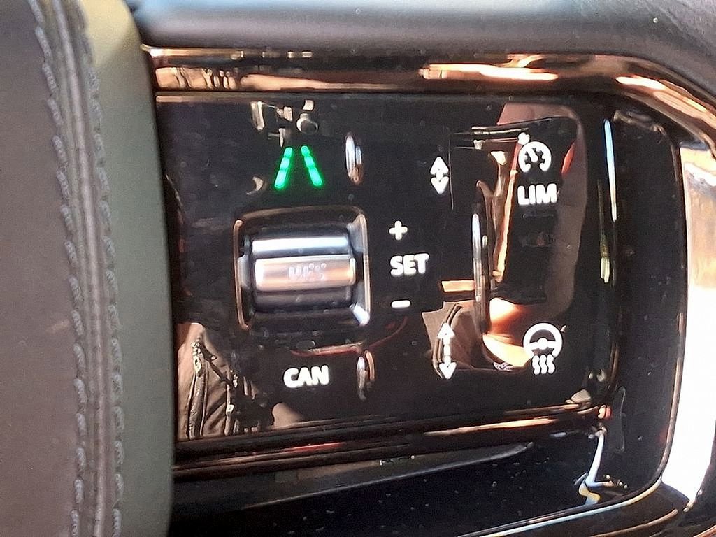 Used 2025 Land Rover Range Rover Velar Dynamic SE image 21