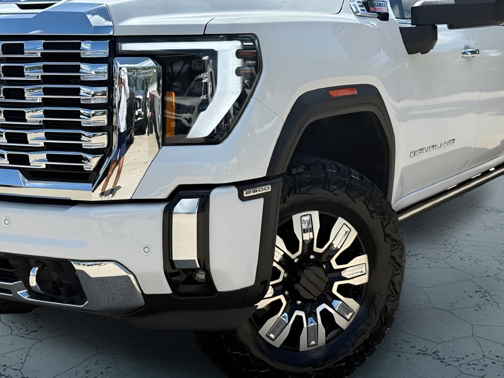 Used 2025 GMC Sierra 2500 Denali w/ Denali Reserve Package AWD/4WD image 3