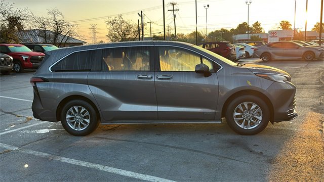 Used 2021 Toyota Sienna XLE image 26