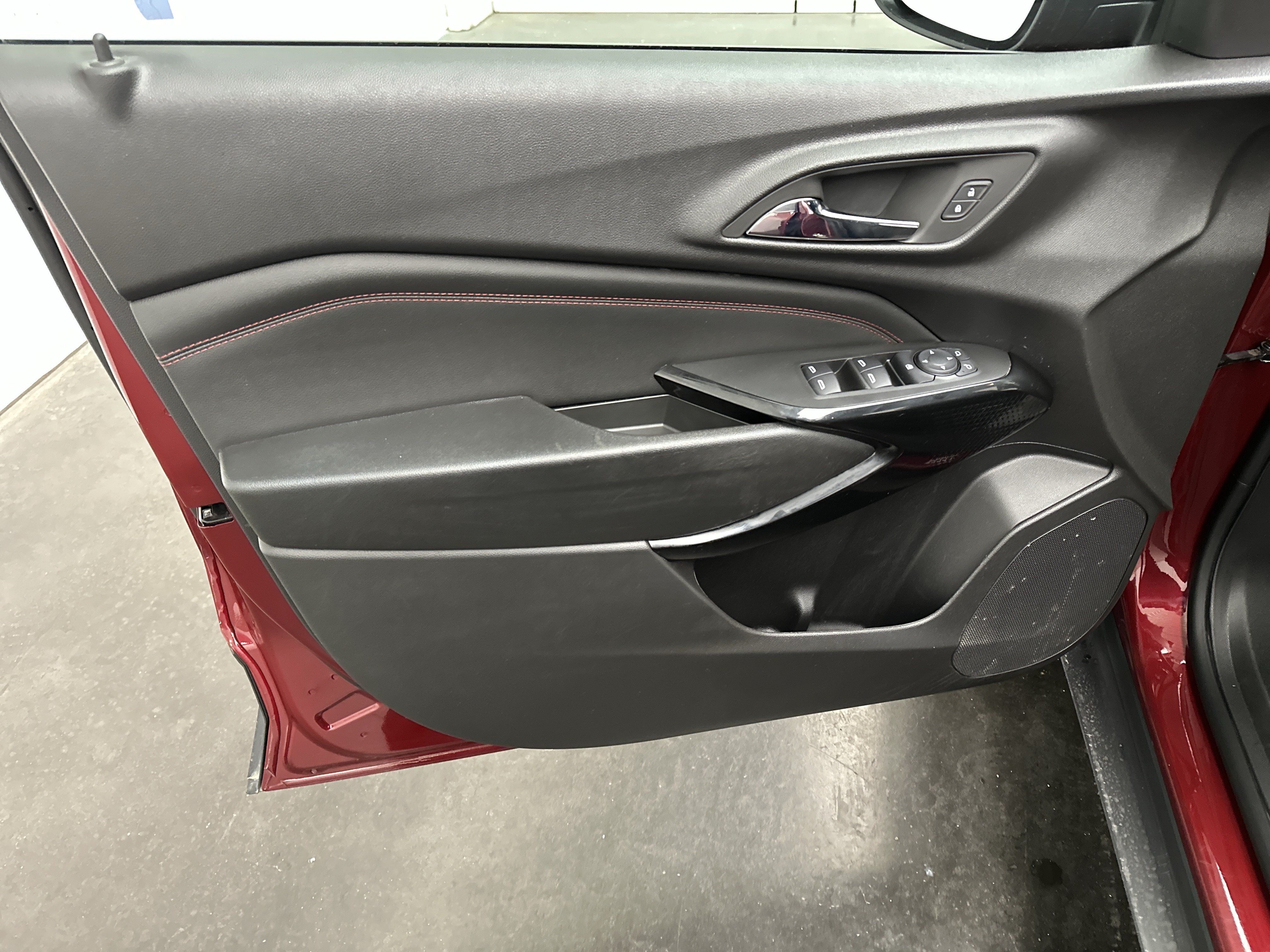 Used 2025 Chevrolet Trax RS w/ Sunroof Package FWD image 18