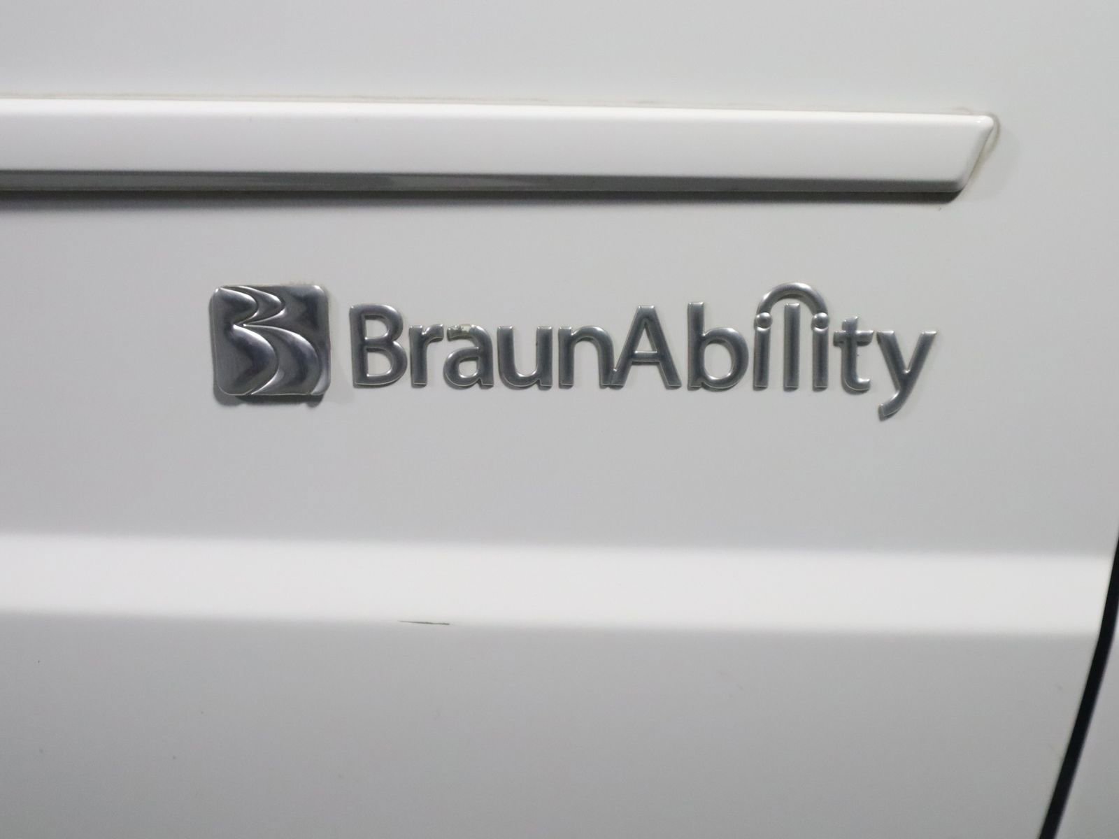 Used 2017 Dodge Grand Caravan SXT w/ Rear Park Assist Package image 3