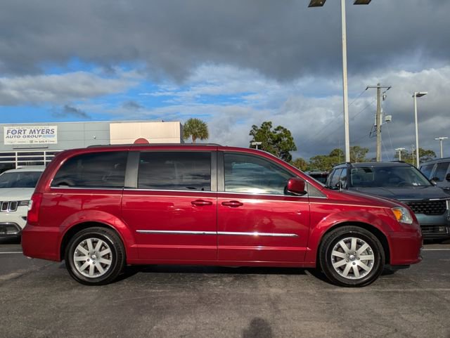 Used 2014 Chrysler Town & Country Touring image 3
