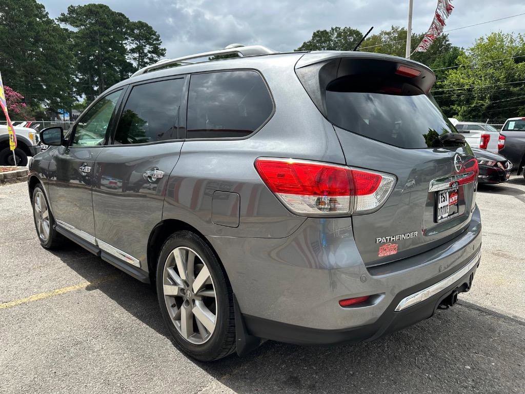 Used 2015 Nissan Pathfinder Platinum w/ Family Entertainment Package FWD image 7