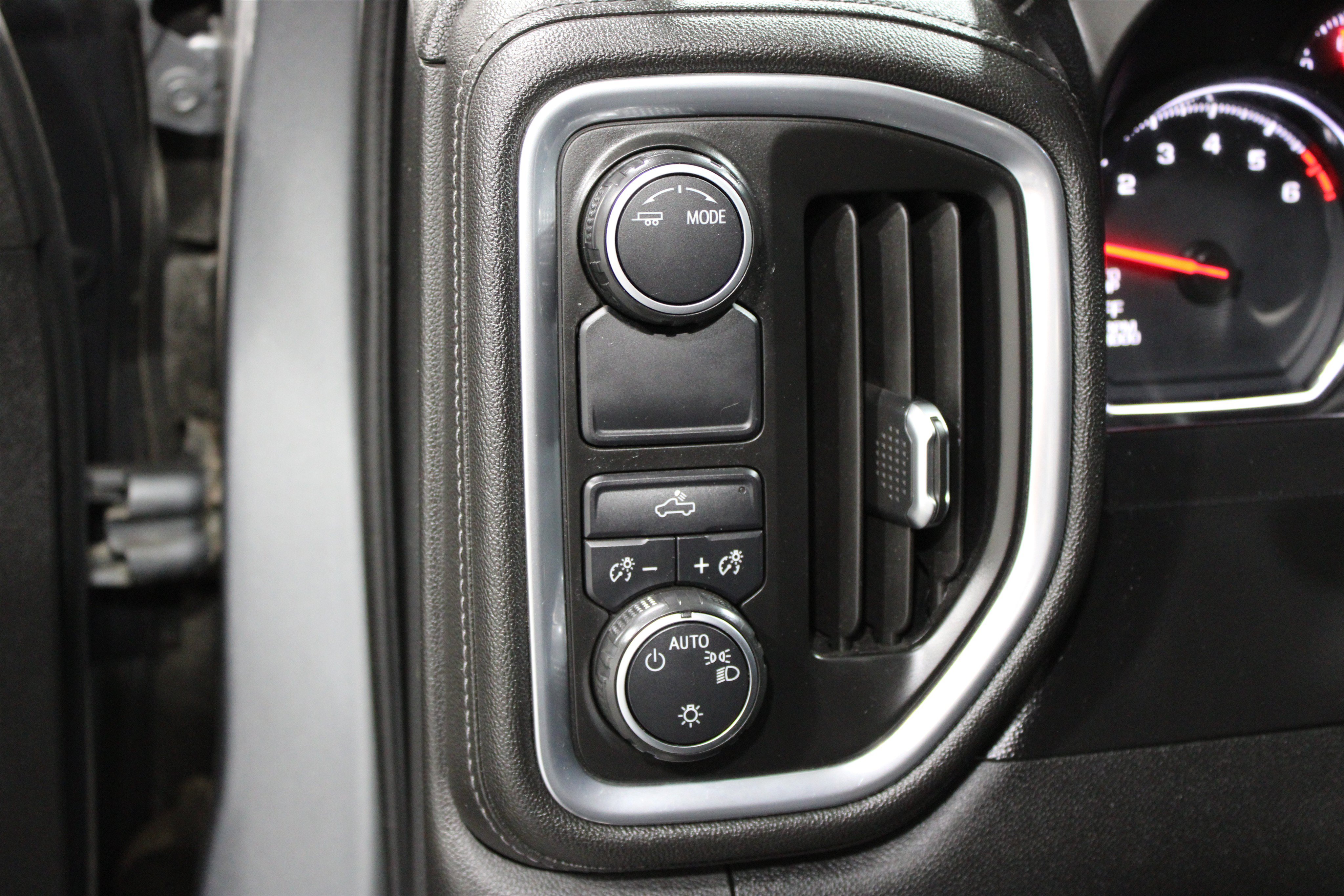 Used 2020 Chevrolet Silverado 1500 LT RWD image 7