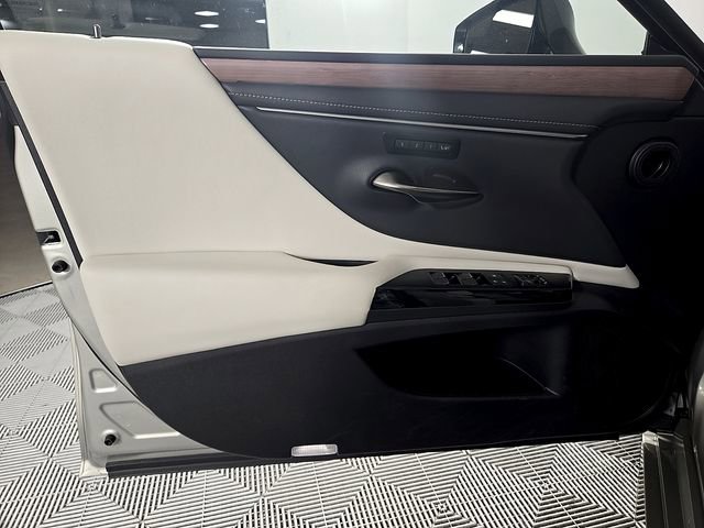 Used 2025 Lexus ES 300h w/ Premium Package FWD image 15
