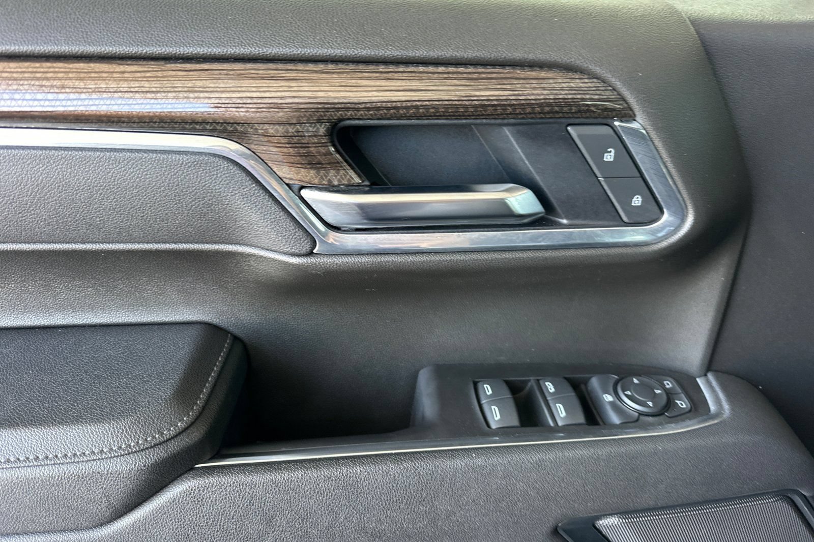 Used 2025 Chevrolet Silverado 1500 LT Trail Boss w/ LPO, Dark Essentials Package AWD/4WD image 11