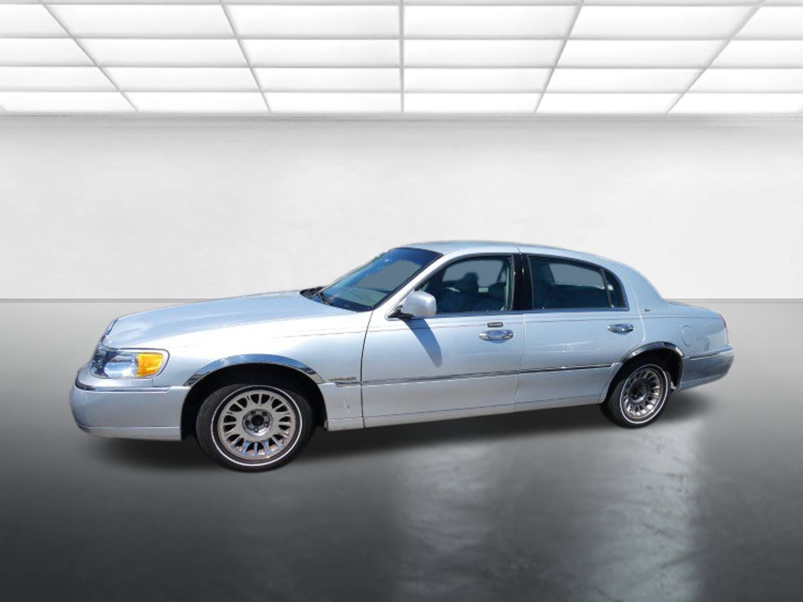 Used 2001 Lincoln Town Car Cartier image 4
