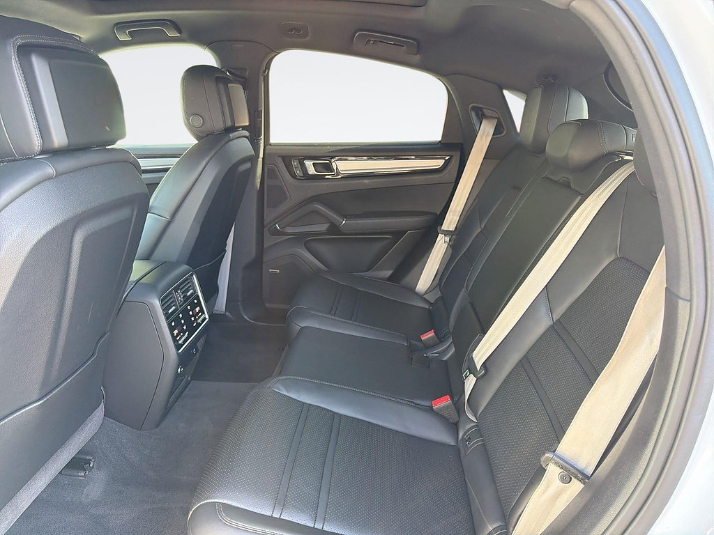 Used 2022 Porsche Cayenne Coupe AWD/4WD image 23