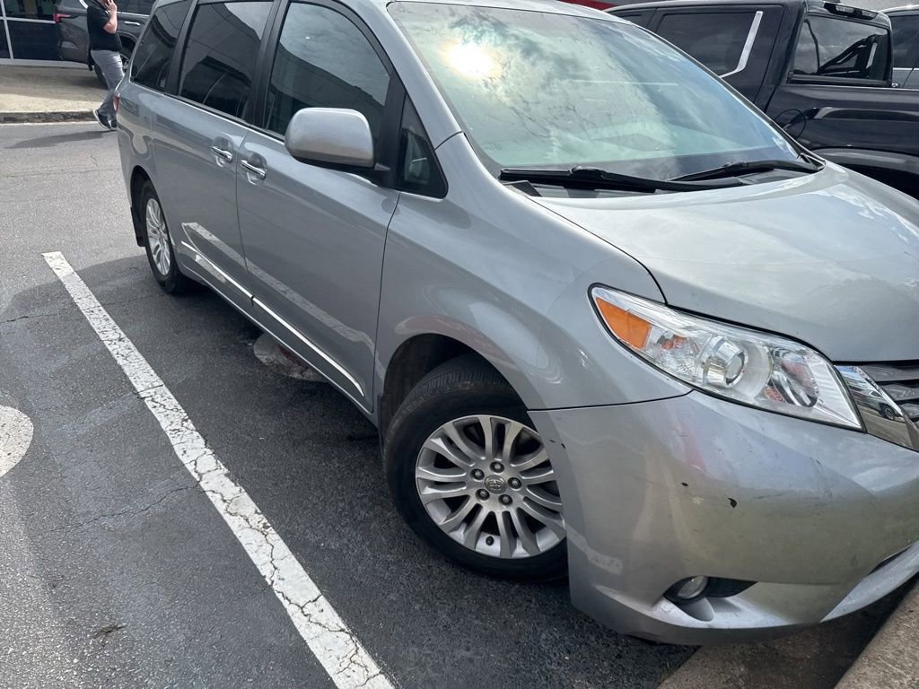 Used 2015 Toyota Sienna XLE w/ XLE Navigation Package image 1