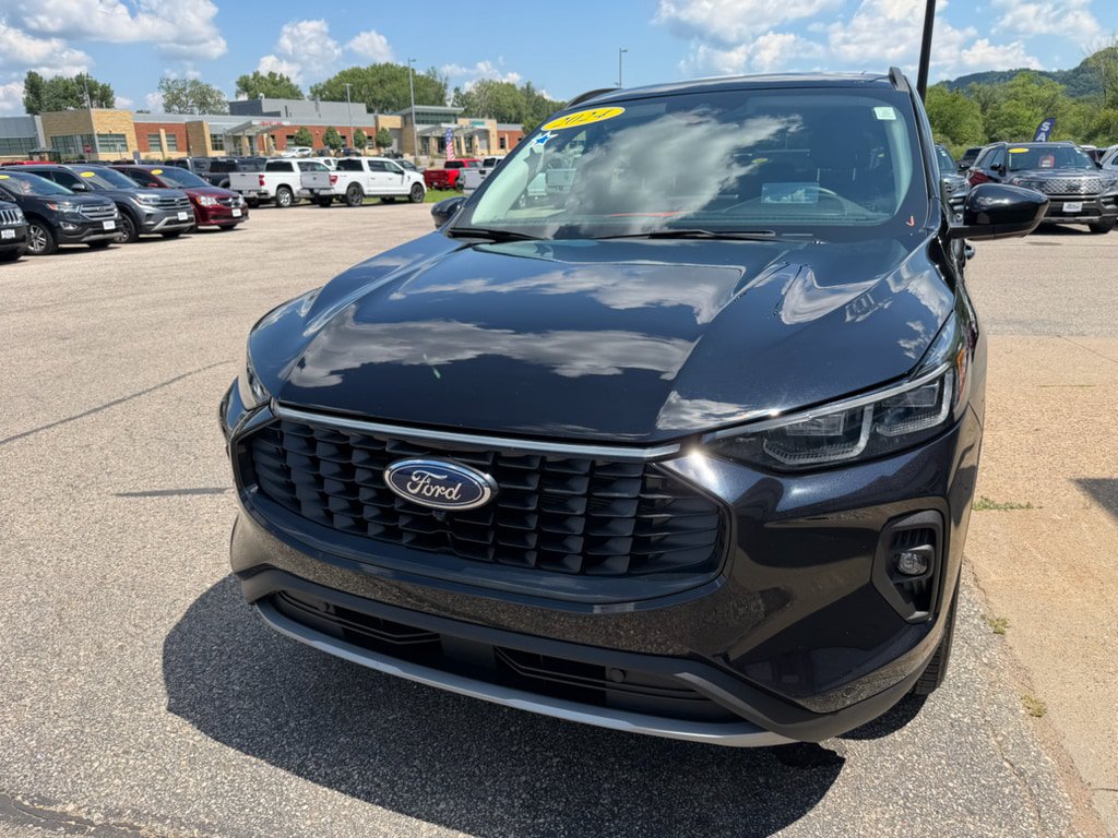 Used 2024 Ford Escape Platinum w/ Premium Technology Package AWD/4WD image 2