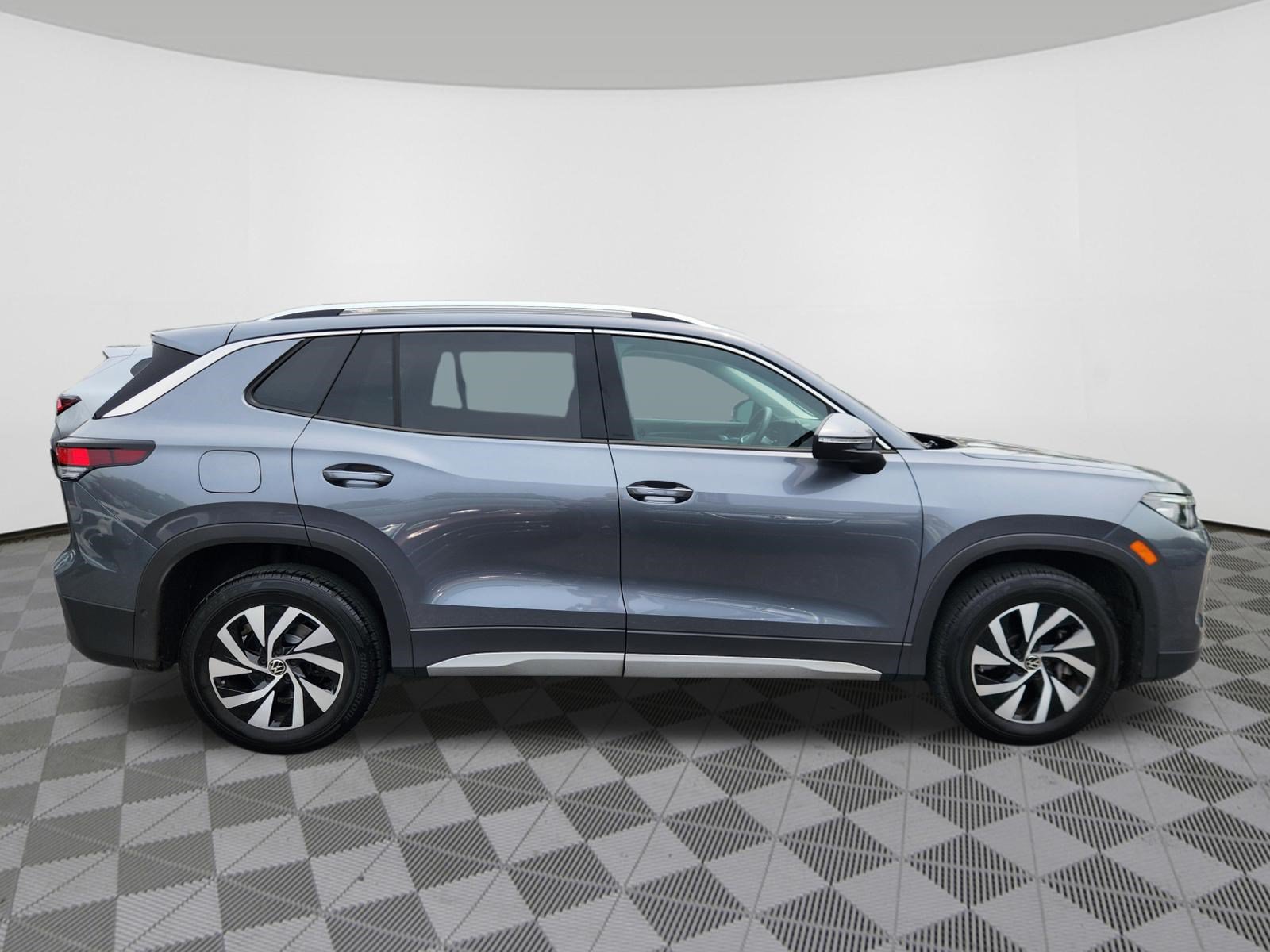 Used 2025 Volkswagen Tiguan S AWD/4WD image 6