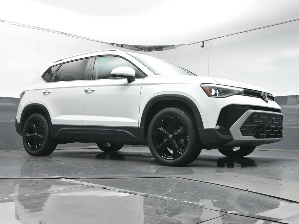 Used 2025 Volkswagen Taos SE image 17