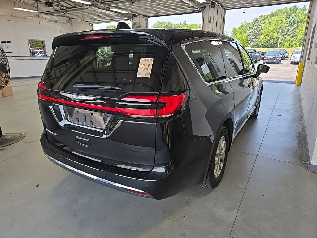 Used 2024 Chrysler Pacifica Touring-L FWD image 4