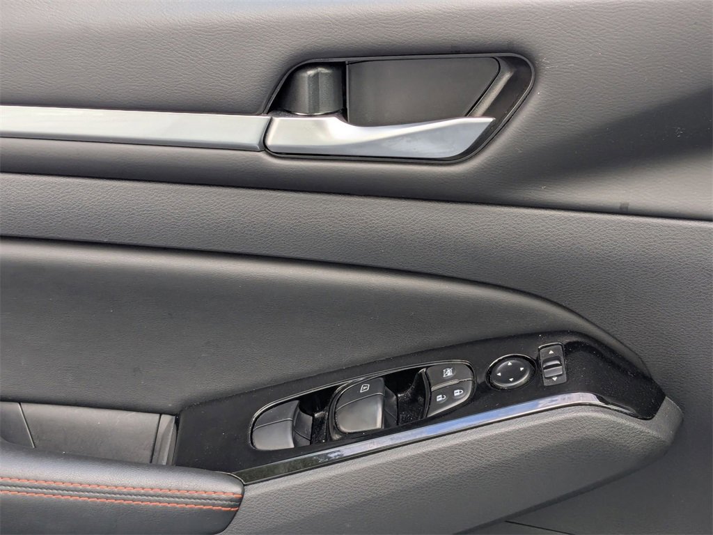 Used 2025 Nissan Altima 2.5 SR image 14