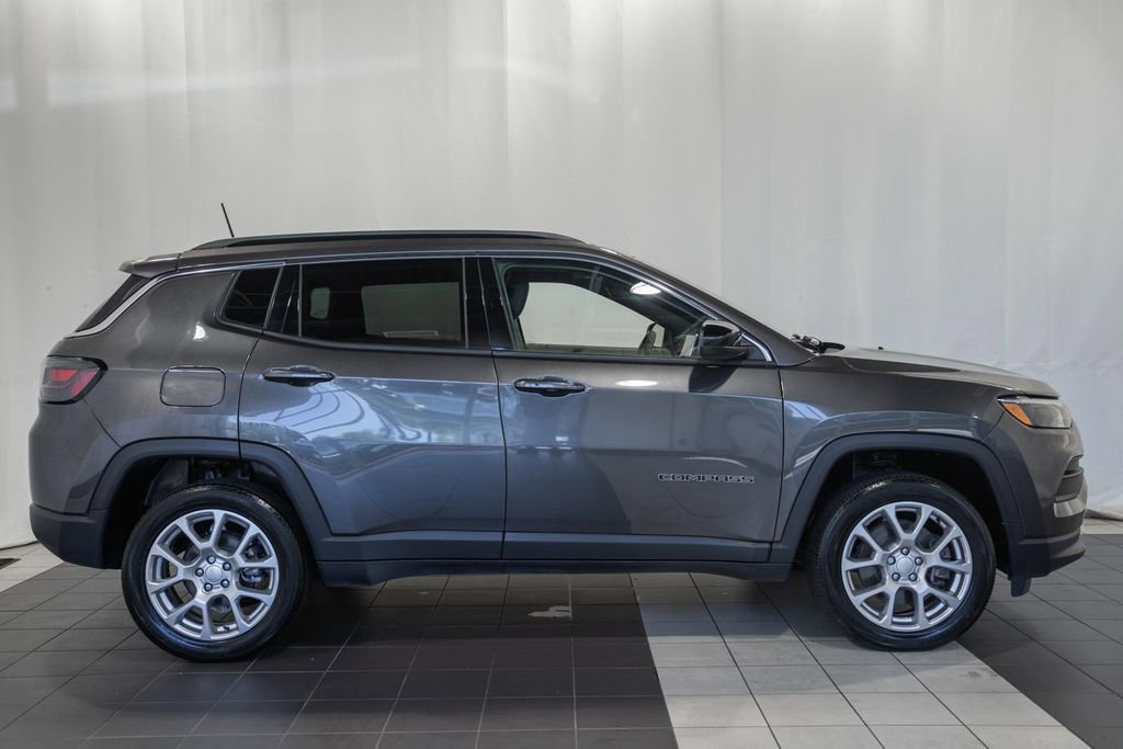 Used 2023 Jeep Compass Latitude w/ Sun and Sound Group AWD/4WD image 3