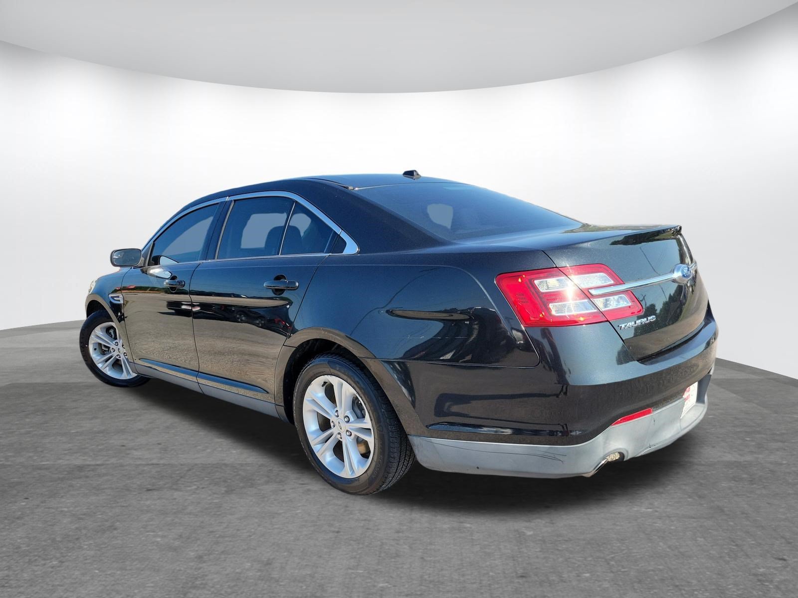 Used 2015 Ford Taurus SE FWD image 7