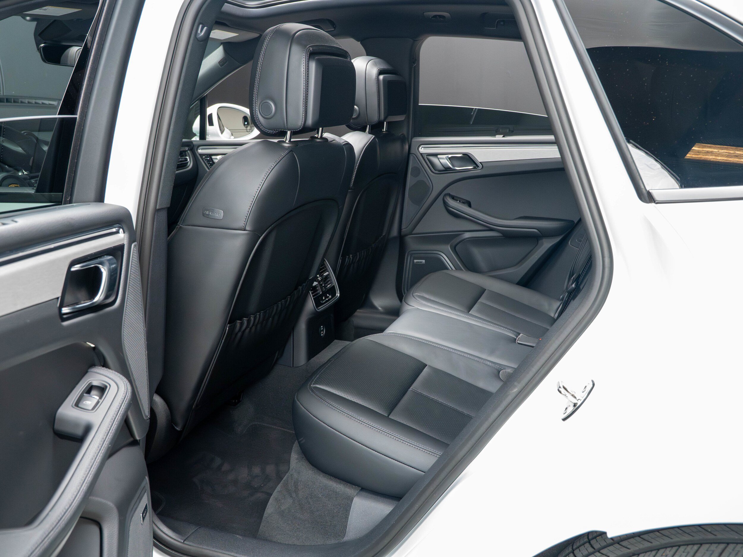 Certified 2026 Porsche Macan AWD/4WD image 36