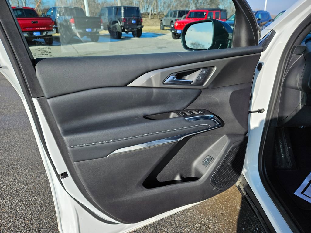 Used 2025 Chevrolet Traverse LT w/ Sun and Wheel Package image 22