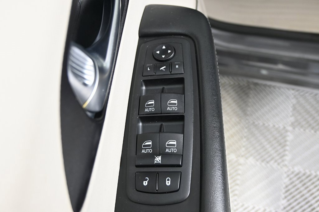 Used 2020 Chrysler Pacifica Limited image 21