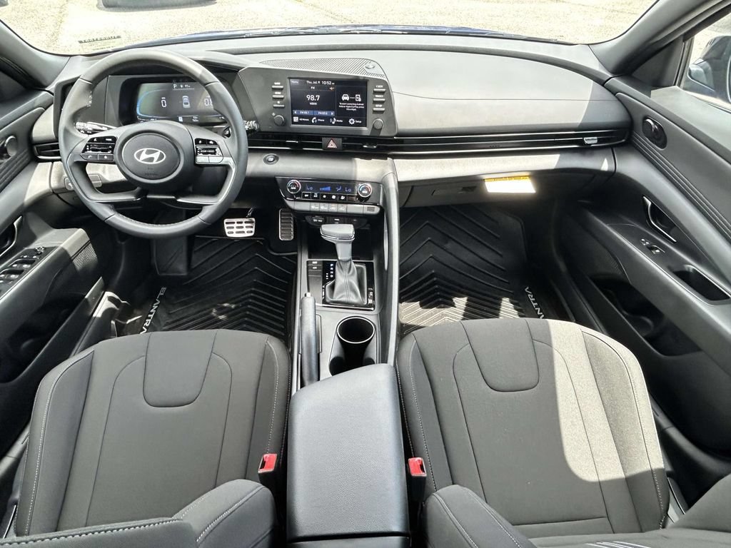 Certified 2025 Hyundai Elantra Sport FWD image 9