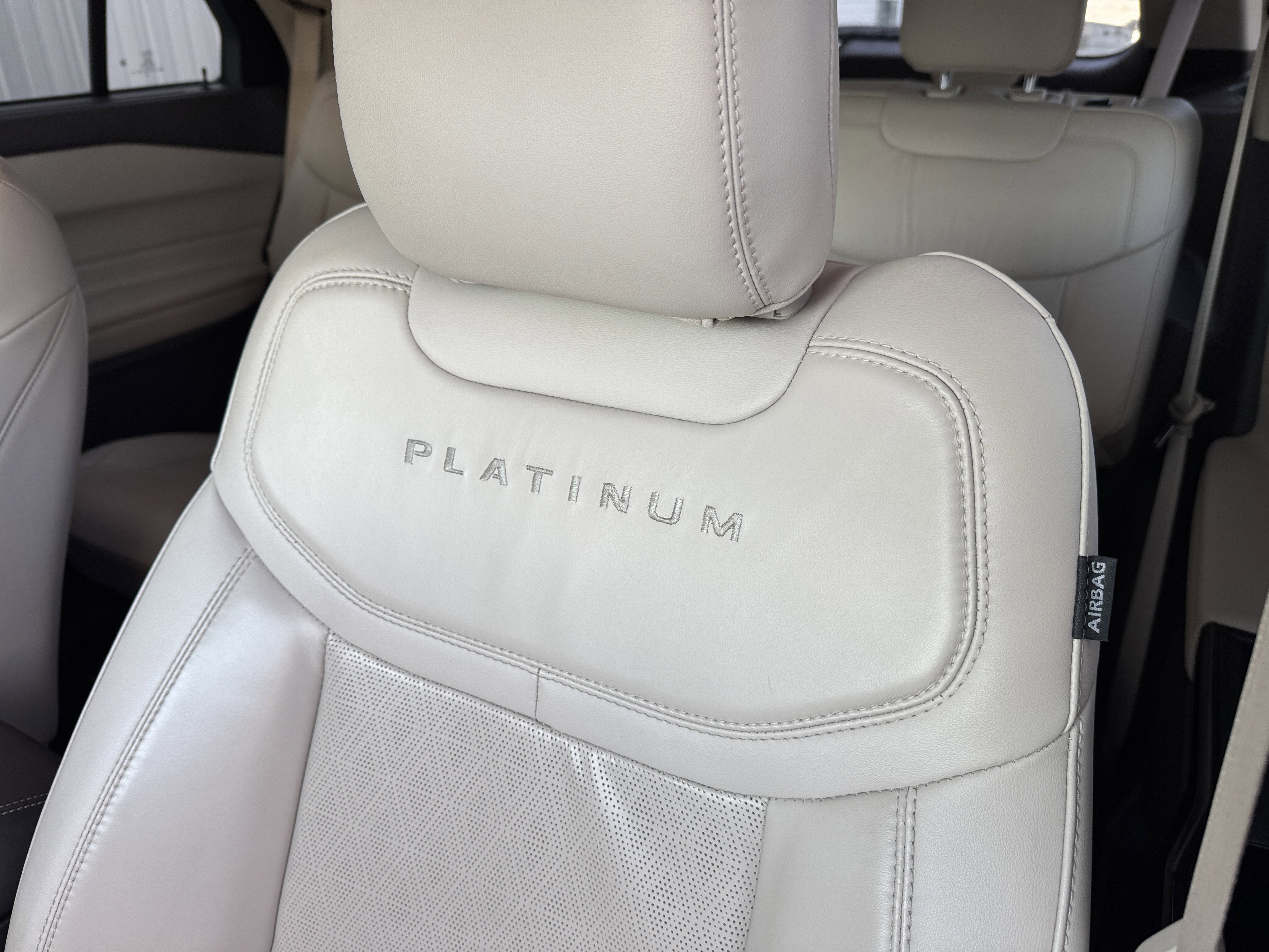 Used 2023 Ford Explorer Platinum w/ Premium Technology Package AWD/4WD image 25