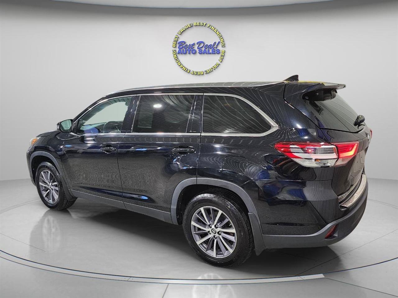 Used 2019 Toyota Highlander XLE AWD/4WD image 4