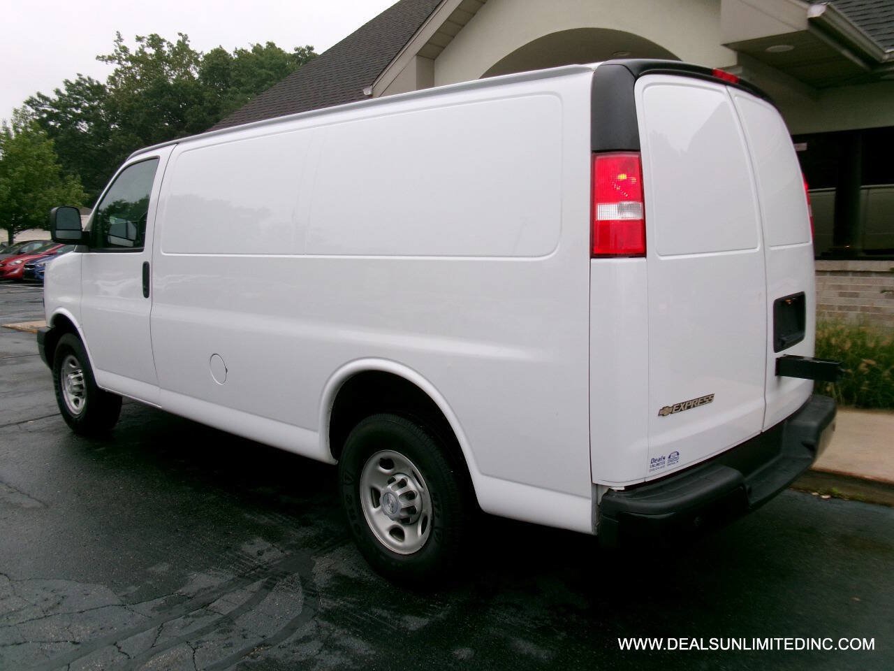 Used 2020 Chevrolet Express 3500 w/ Driver Convenience Package RWD image 4