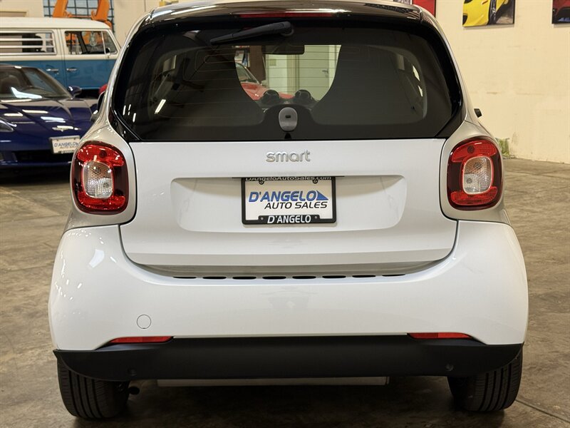 Used 2016 smart fortwo passion RWD image 6