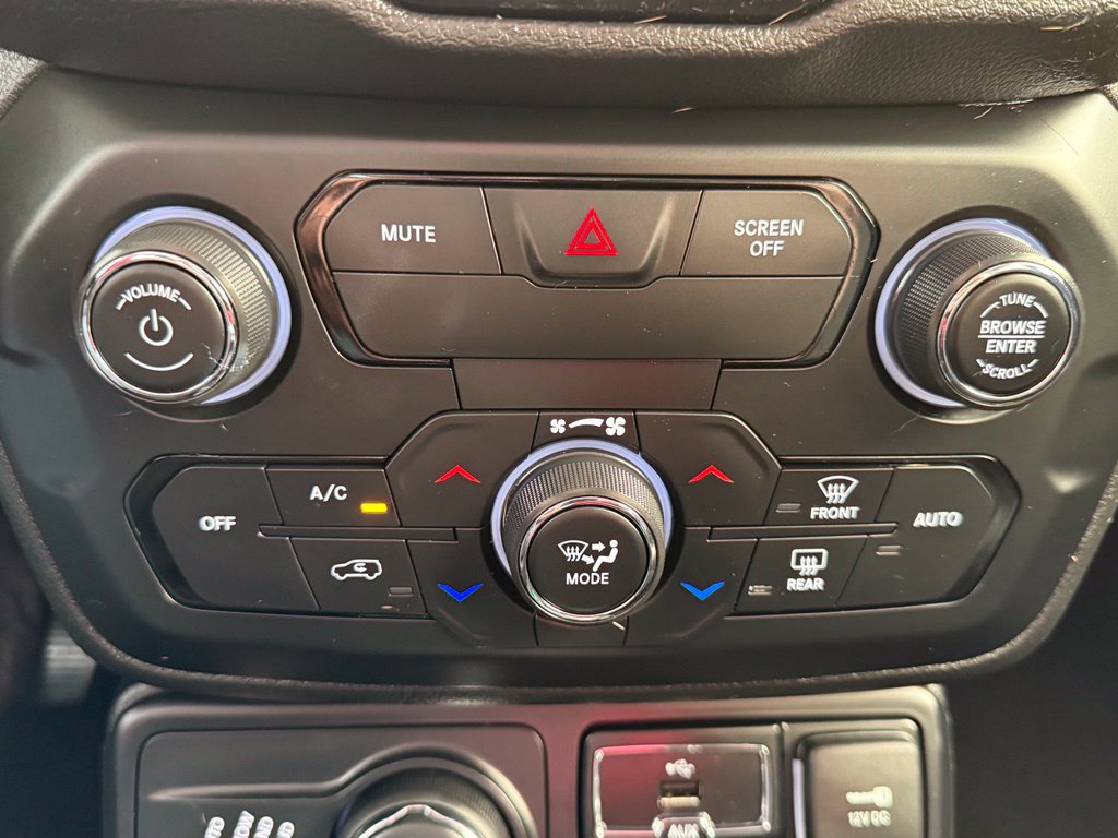 Used 2018 Jeep Renegade Limited w/ UConnect 8.4 Nav Group AWD/4WD image 39