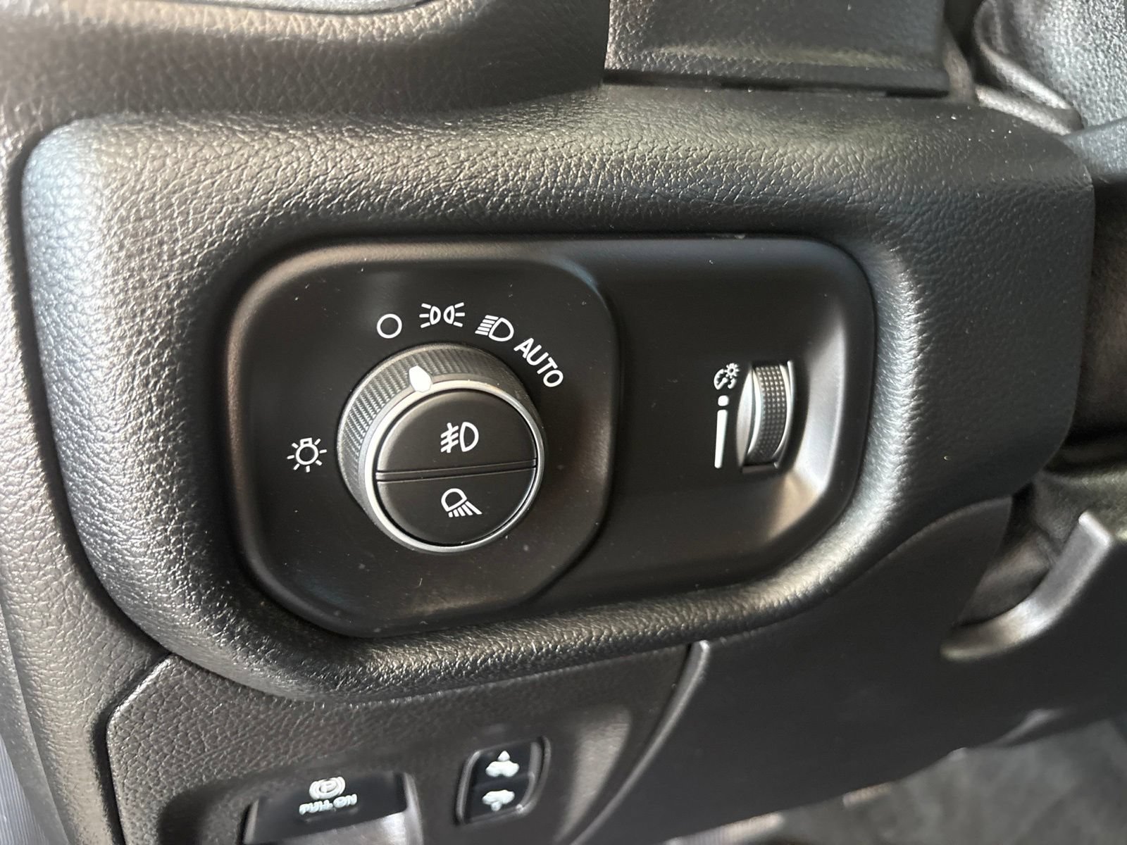 Used 2020 RAM 1500 Big Horn AWD/4WD image 11