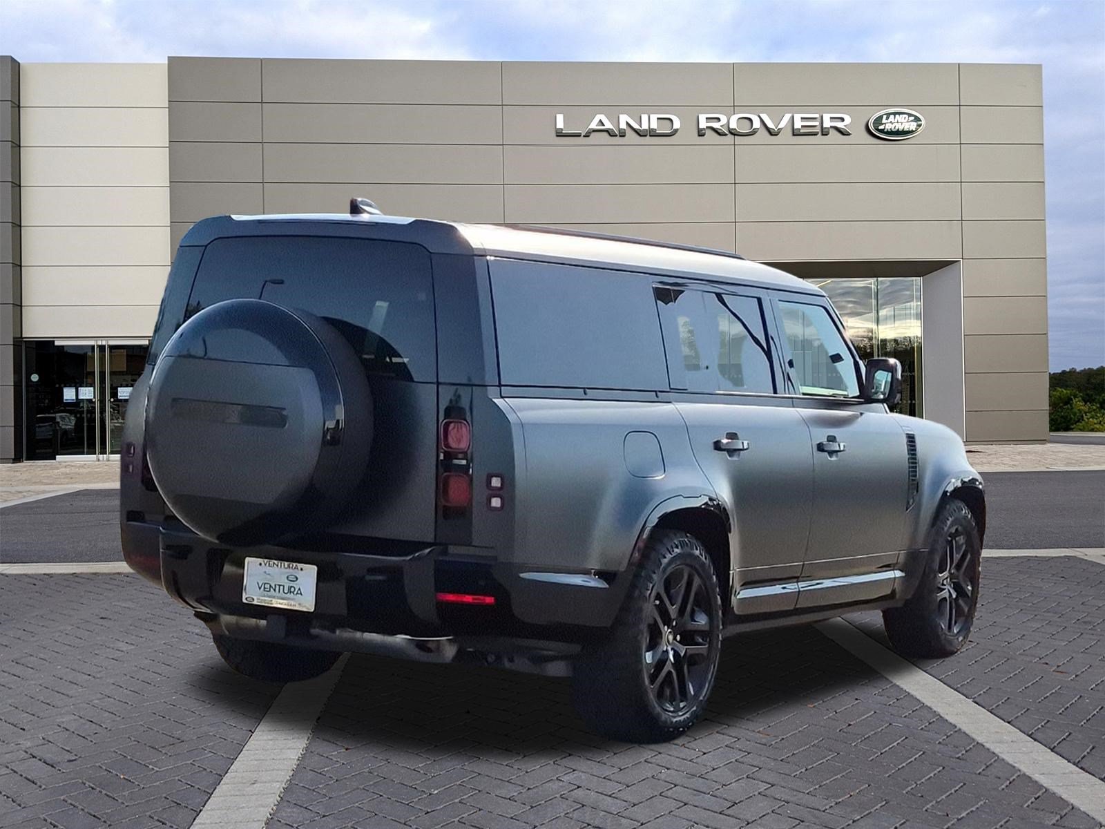 Certified 2025 Land Rover Defender 130 Outbound AWD/4WD image 5