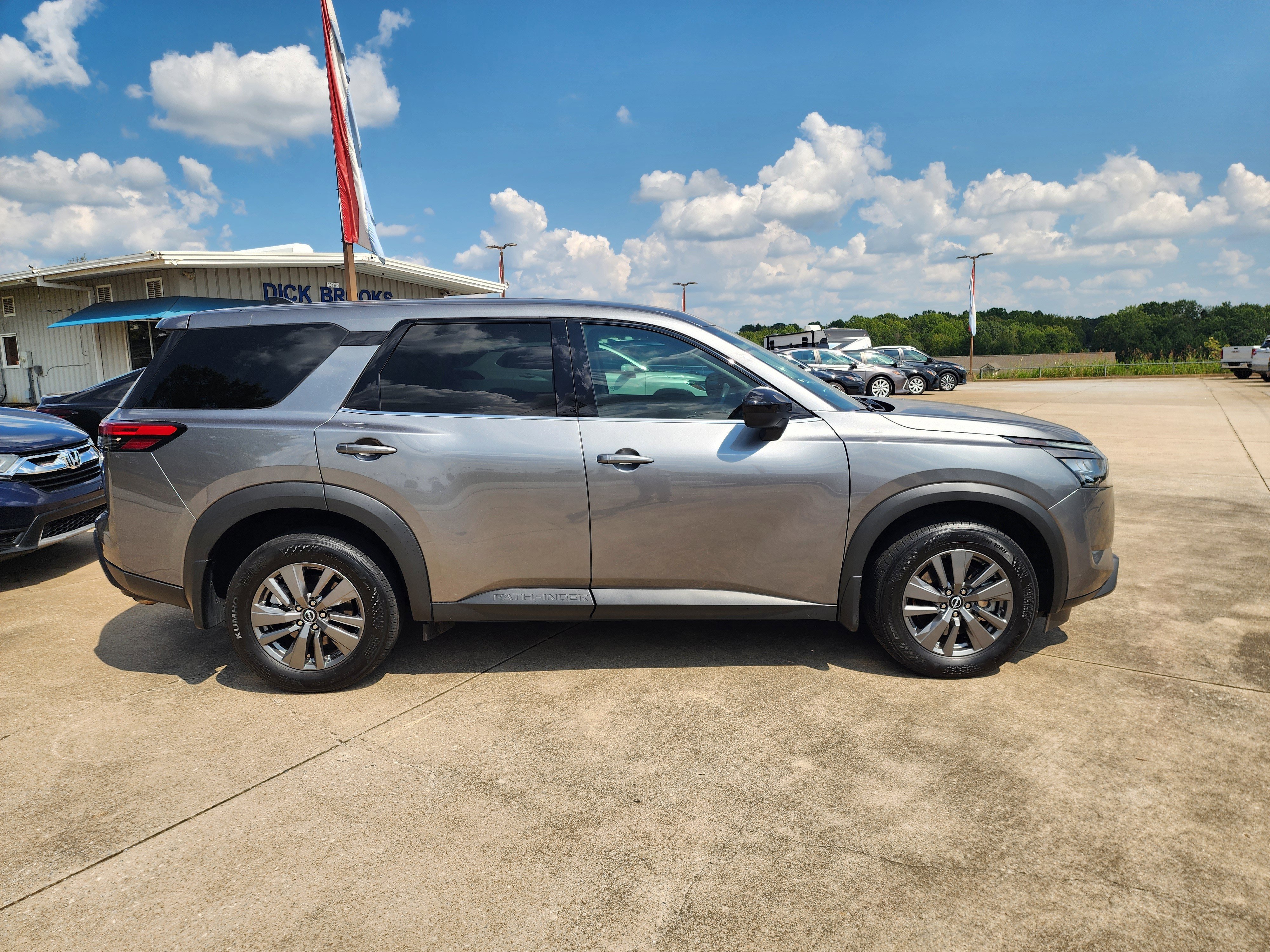 Used 2024 Nissan Pathfinder S image 3