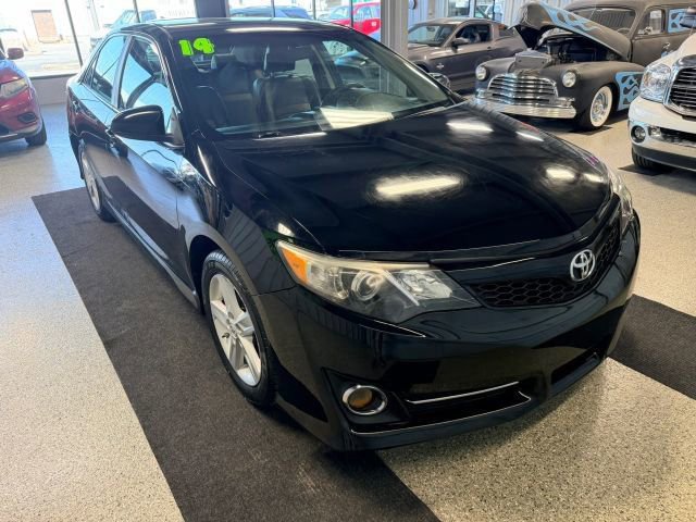 Used 2014 Toyota Camry SE FWD image 2