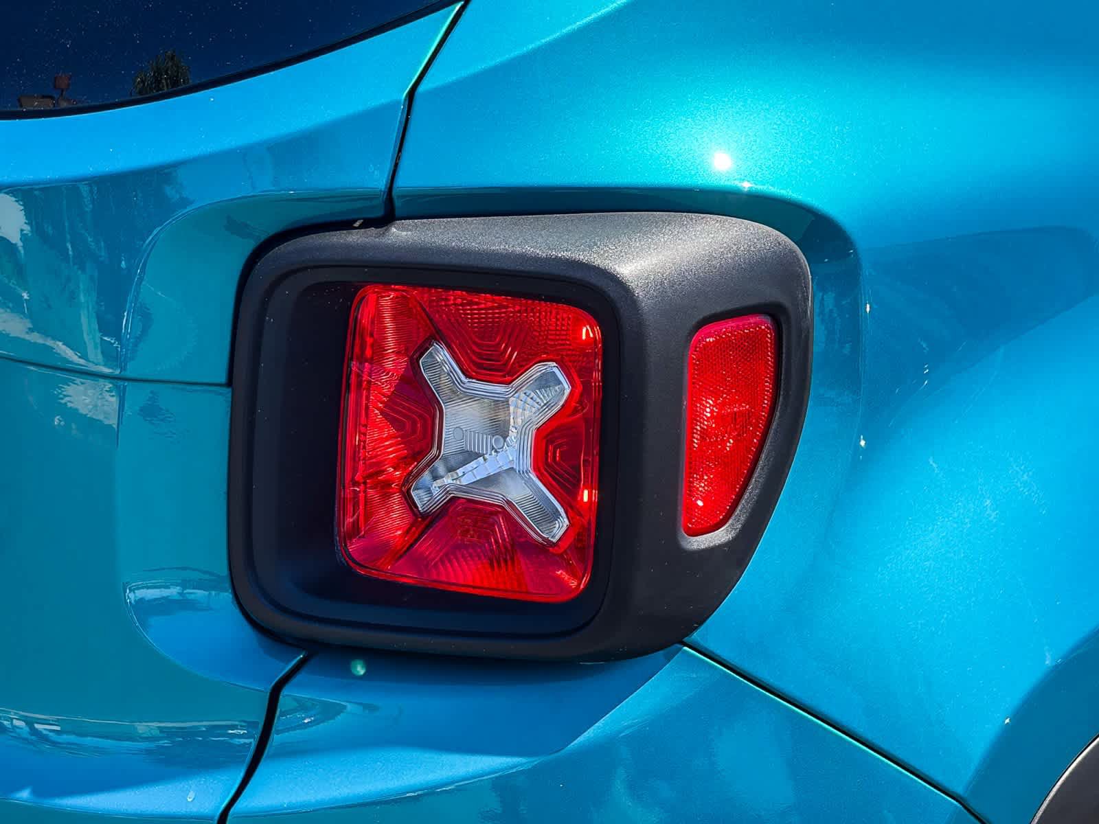 Used 2022 Jeep Renegade Latitude AWD/4WD image 8