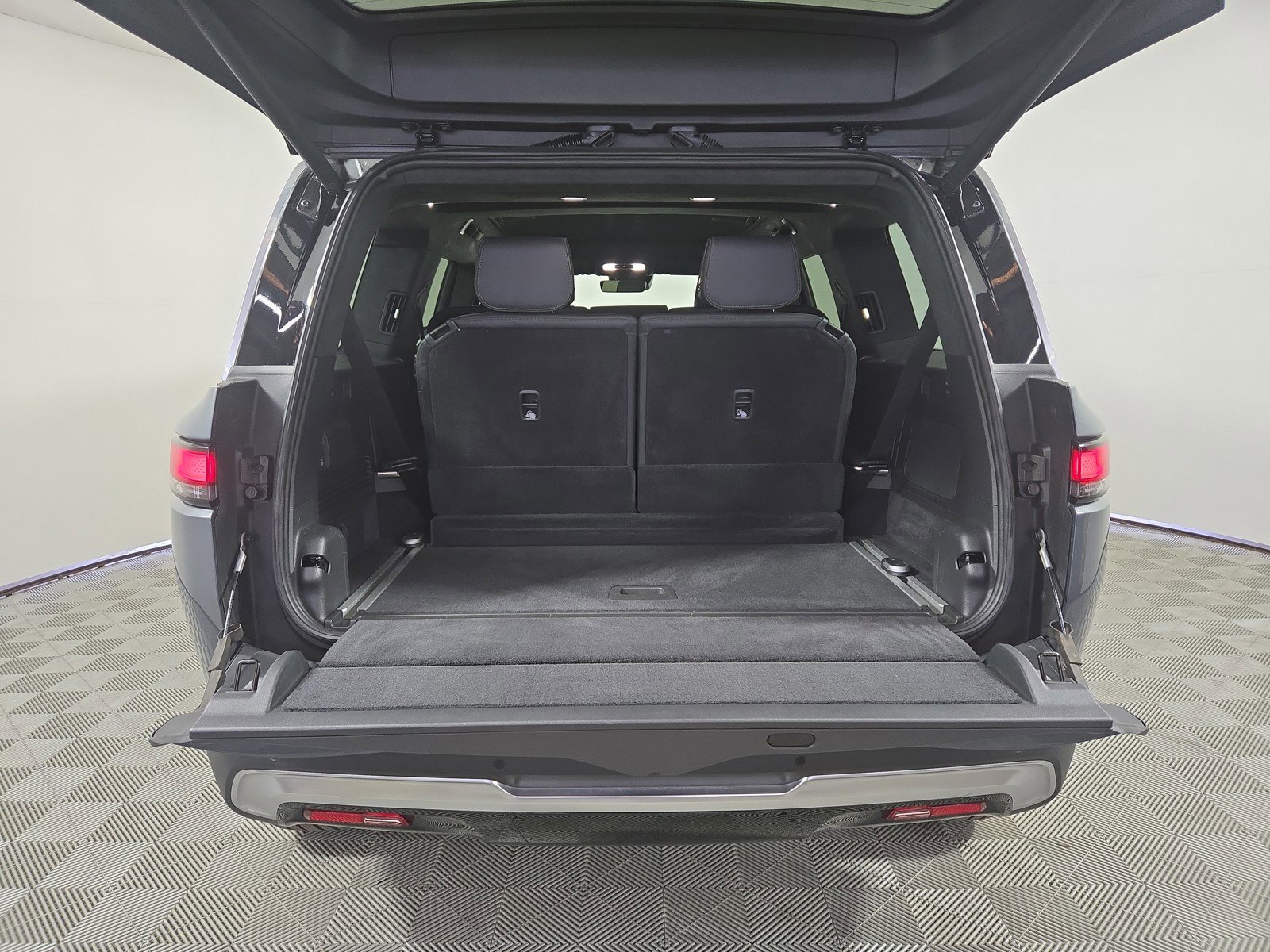 Used 2024 Rivian R1S Adventure AWD/4WD image 15