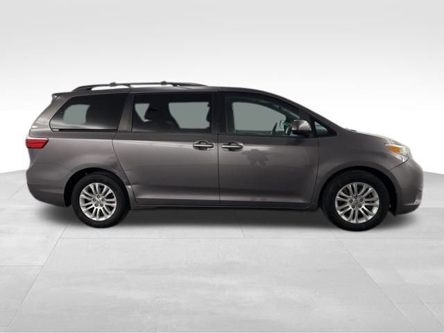 Used 2015 Toyota Sienna XLE w/ XLE Navigation Package image 13