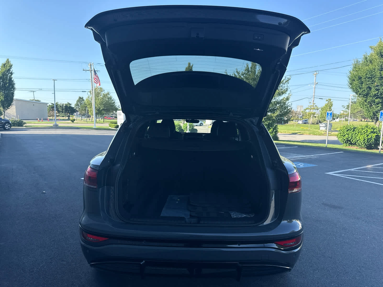 Used 2025 Audi SQ6 e-tron Prestige w/ Black Edition One image 27