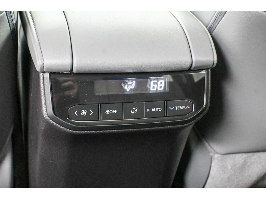 Used 2025 Toyota Highlander XLE image 29