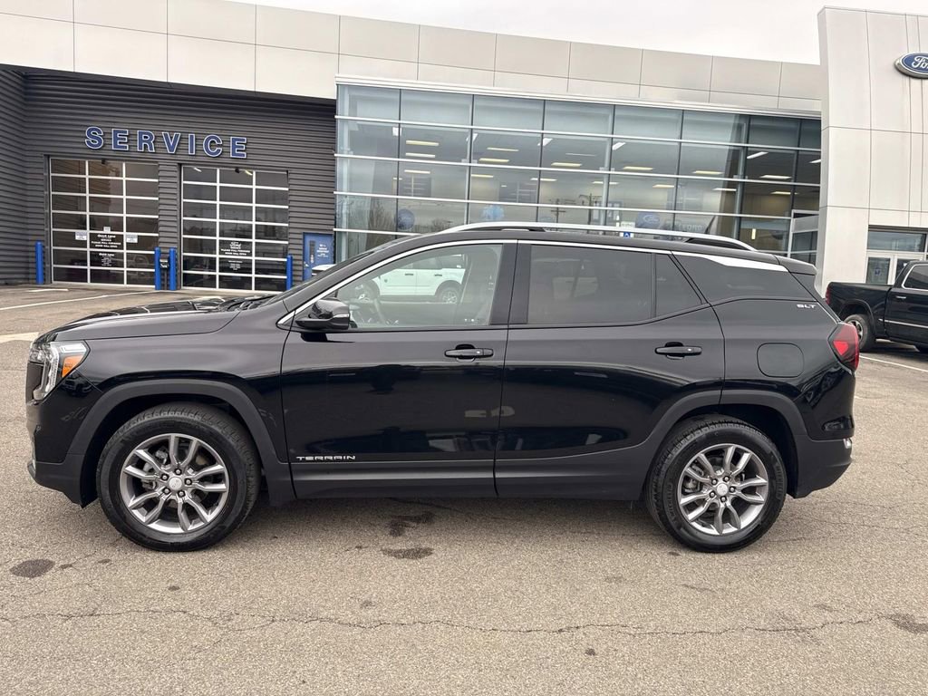 Used 2024 GMC Terrain SLT w/ Infotainment Package II image 2