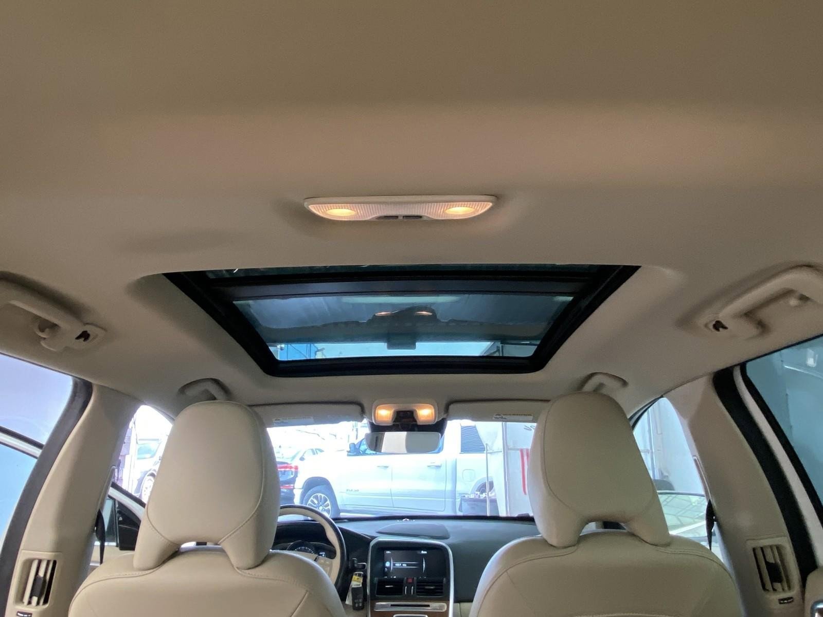 Used 2016 Volvo XC60 T5 Platinum w/ Climate Package image 17