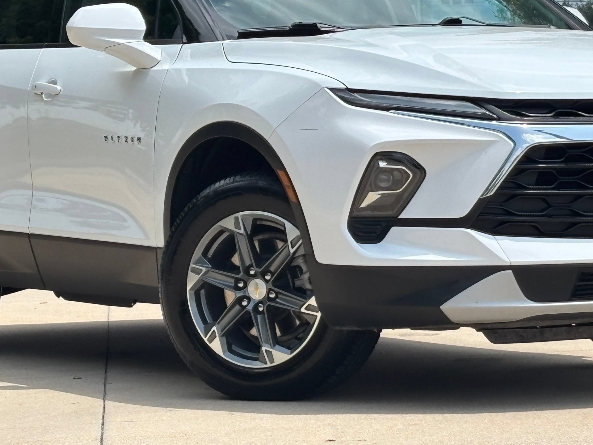 Used 2025 Chevrolet Blazer LT FWD image 2