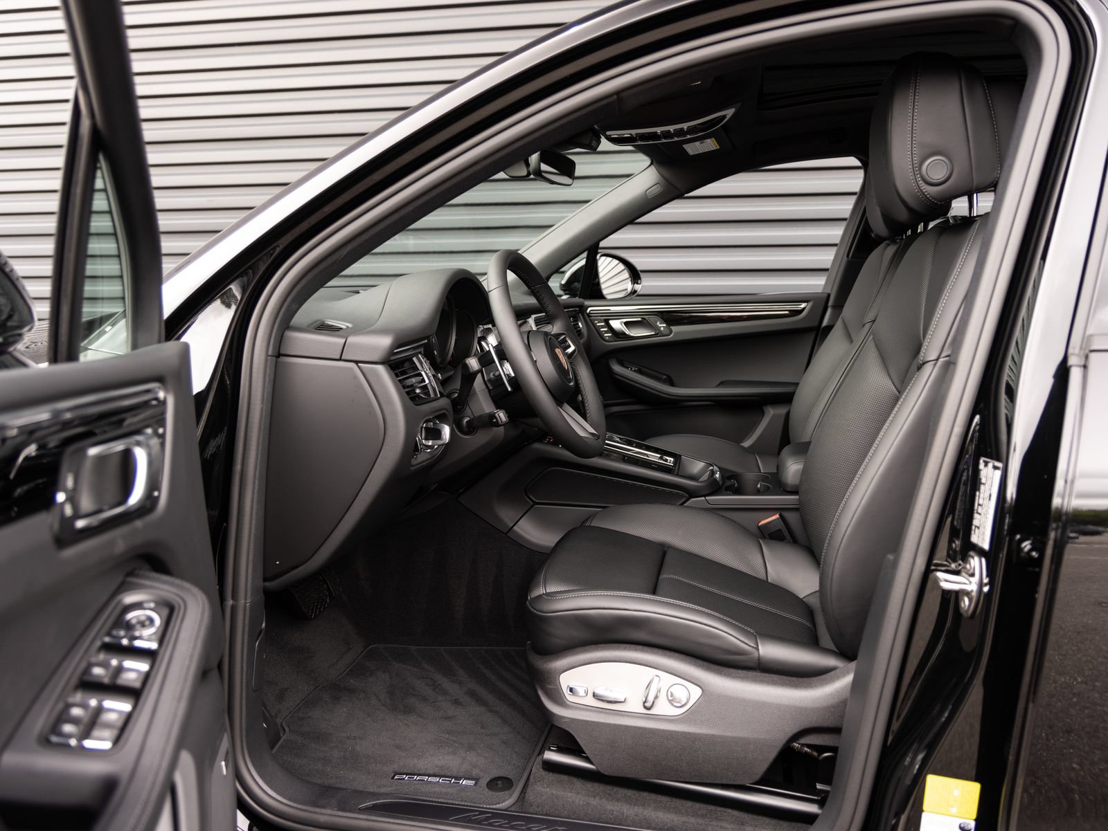 Certified 2026 Porsche Macan AWD/4WD image 23