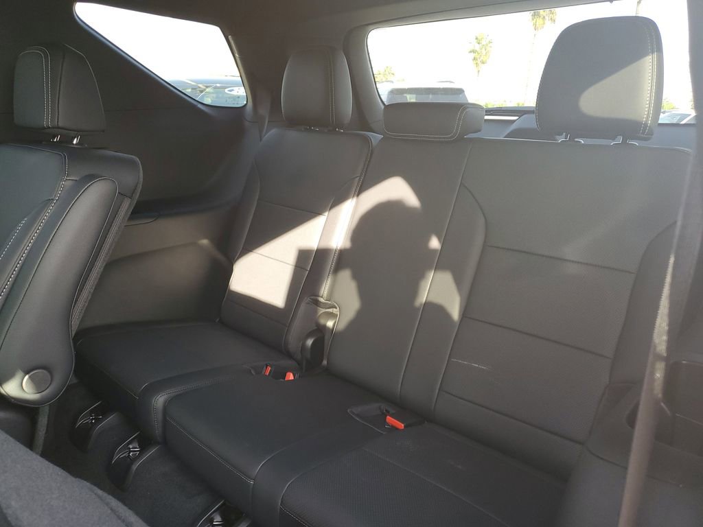 Used 2025 Chevrolet Traverse LT image 14