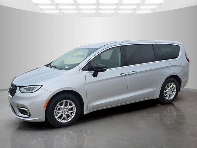 Used 2024 Chrysler Pacifica Touring-L image 5